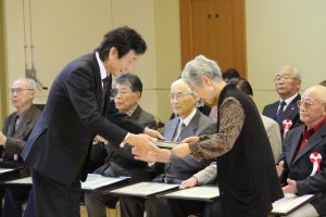 表彰を行う林会長